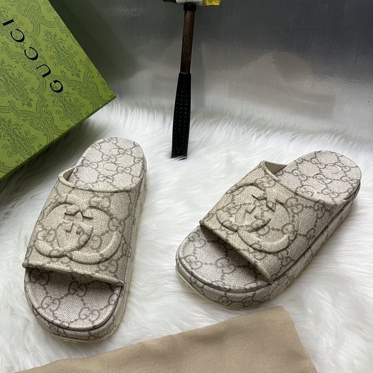 Gucci GG Supreme Slippers -2