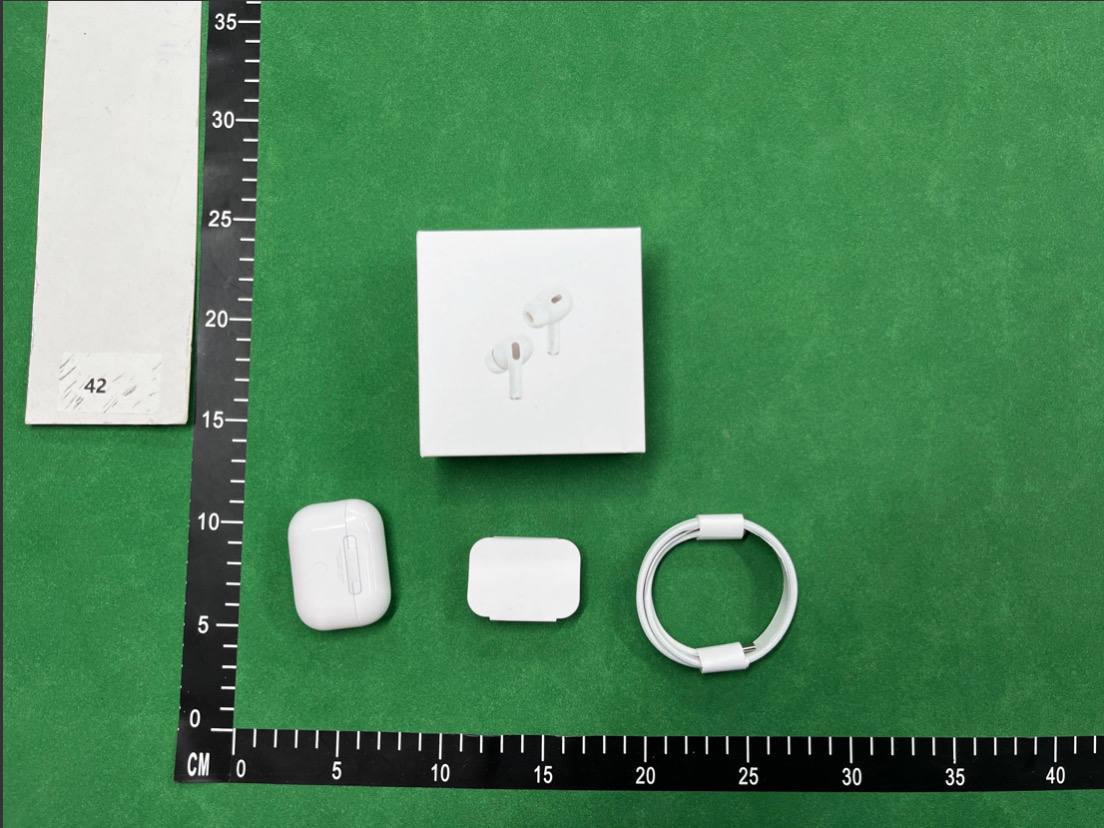  Apple AirPods Pro Charging Case -2